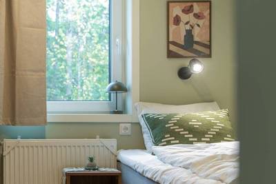 SE-WA-C15-AURORAVILLAGE-2026-rum-säng-small
